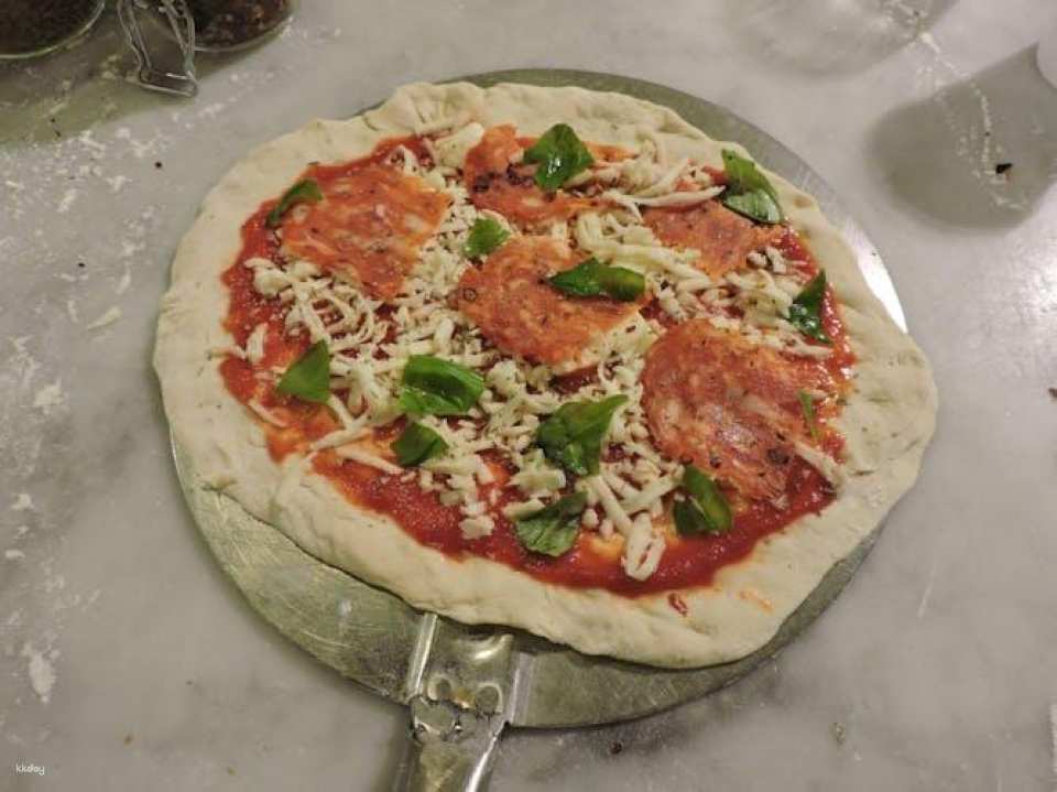 Pizza and gelato cooking class in Florence