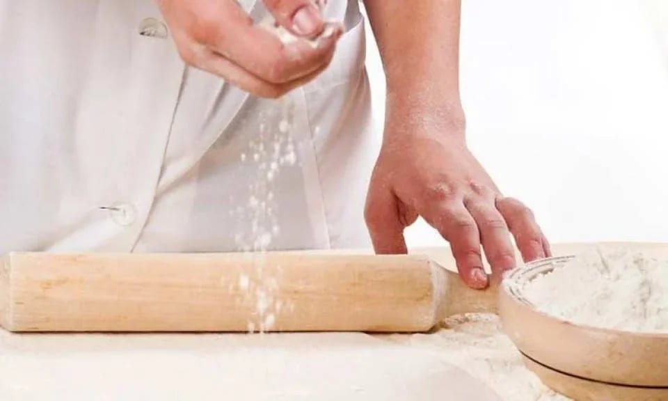 Pizza and gelato cooking class in Florence