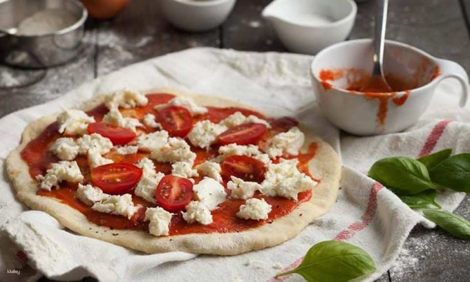 Pizza and gelato cooking class in Florence