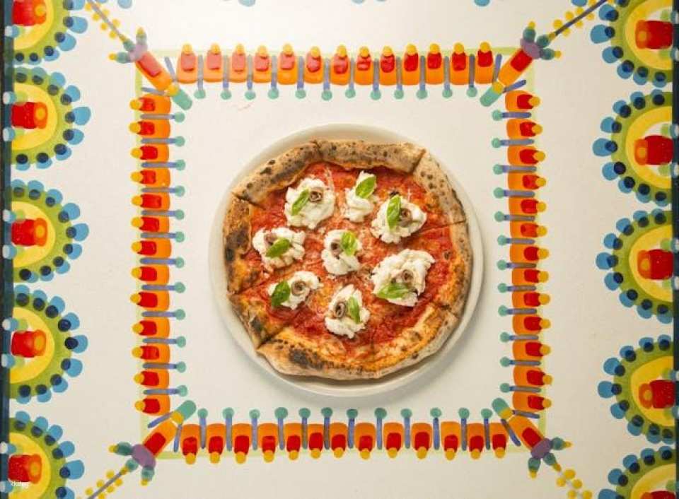 Pizza making in Taormina