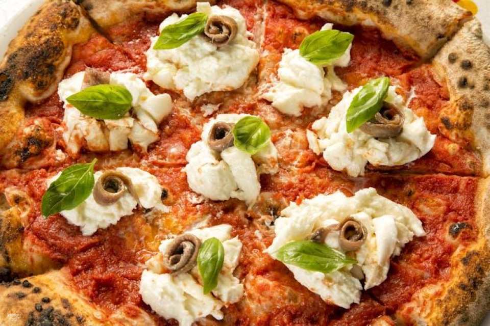 Pizza making in Taormina