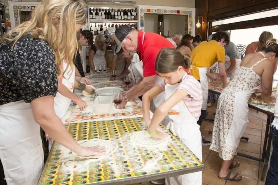 Pizza making in Taormina