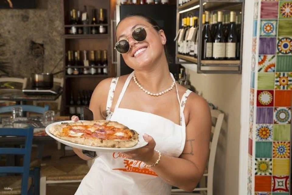 Pizza making in Taormina