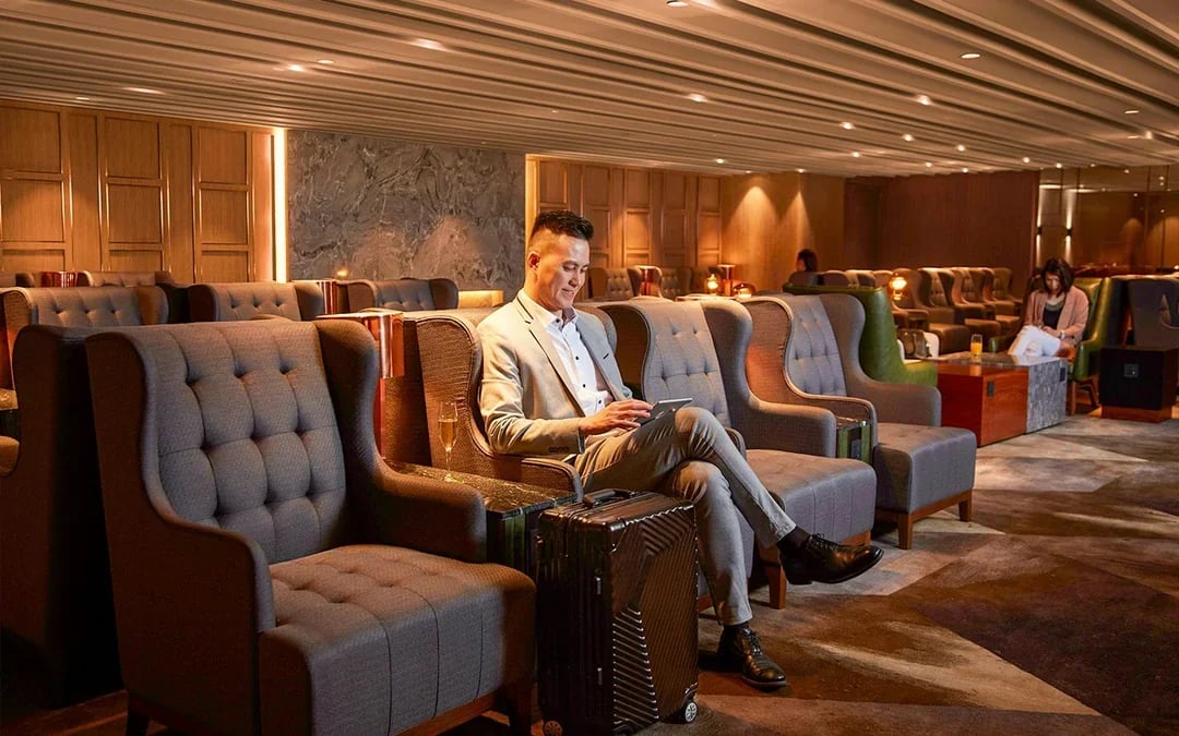 Plaza Premium First Class Lounge with Infinity Room at Hong Kong International Airport (Gate 1) Image 9