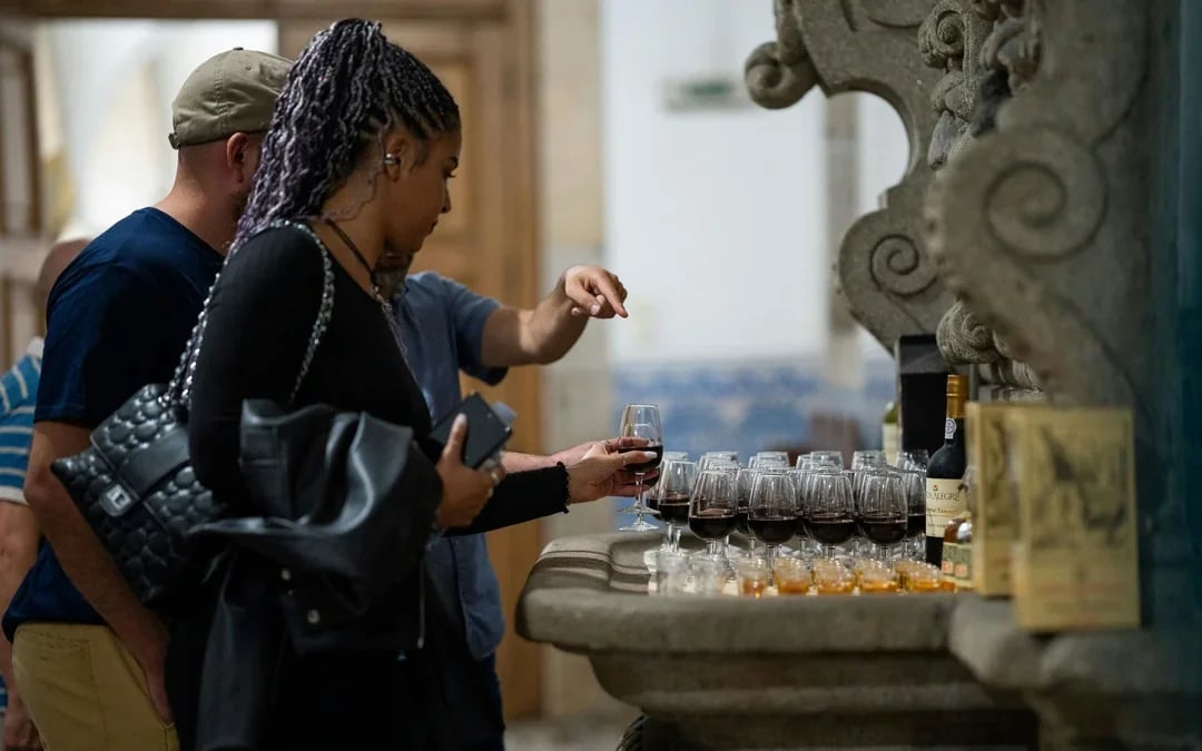 Porto: Fado Show with Guided Tour in a Historic Monastery Image 8