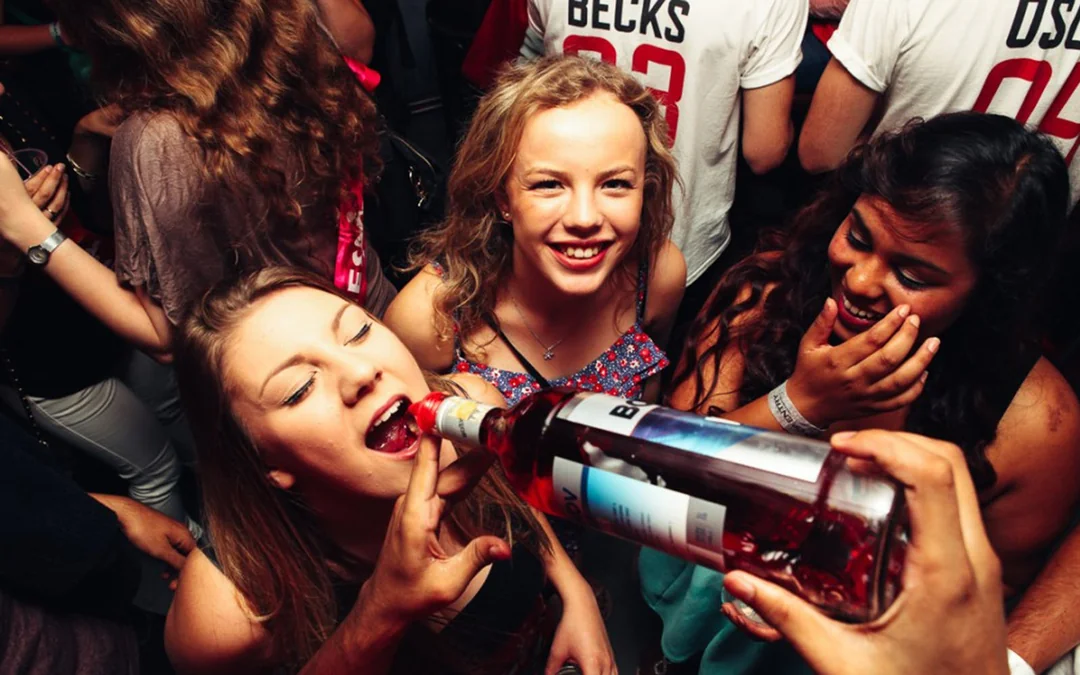 Prague Pub Crawl & International Party with Welcome Shot & VIP Entrance Image 2