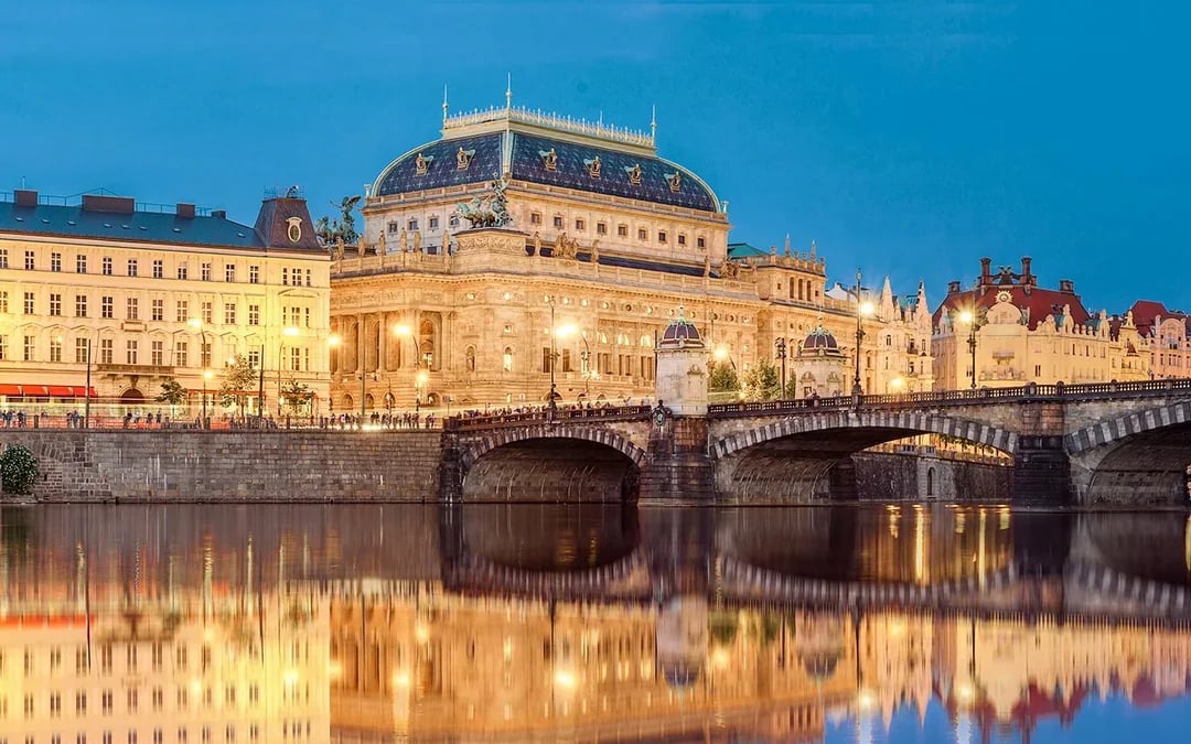 Prague Sightseeing Boat Cruise with Buffet Dinner Image 7
