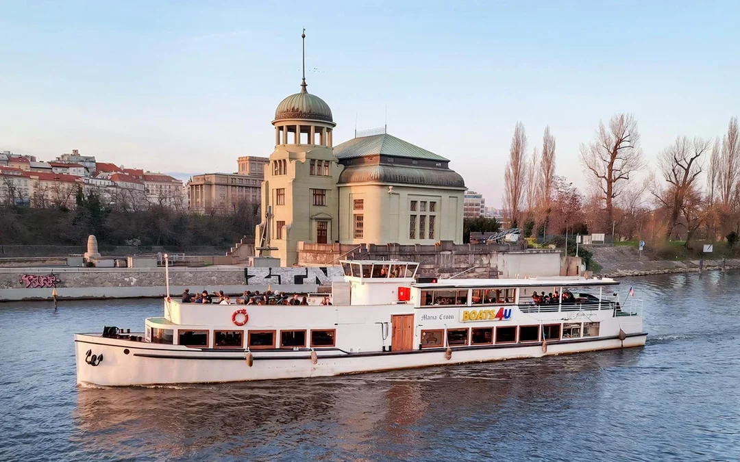 Prague Sightseeing Cruise with Hot Drink and Homemade Dessert Image 1