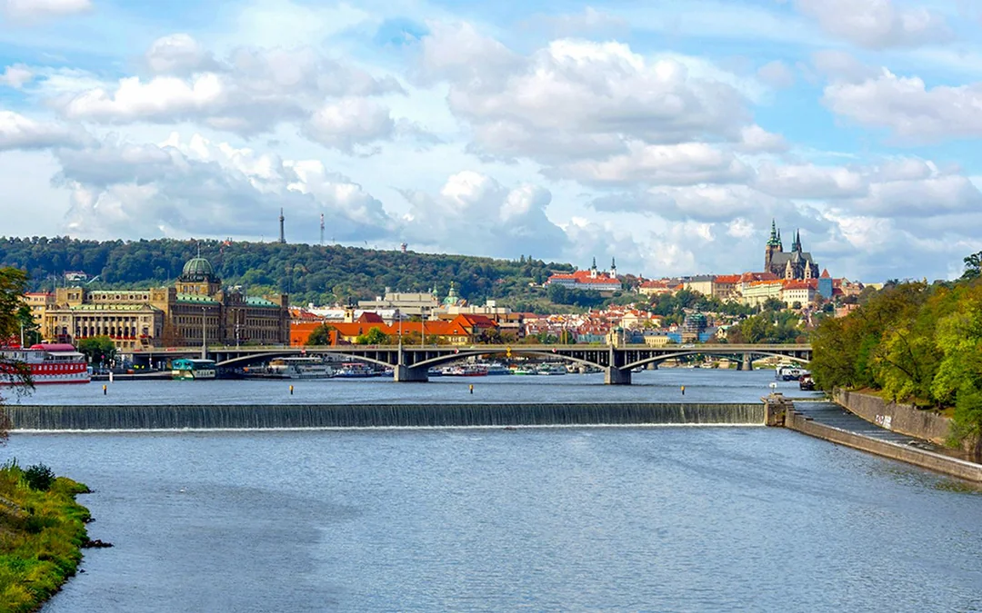 Prague Sightseeing Cruise with Hot Drink and Homemade Dessert Image 4