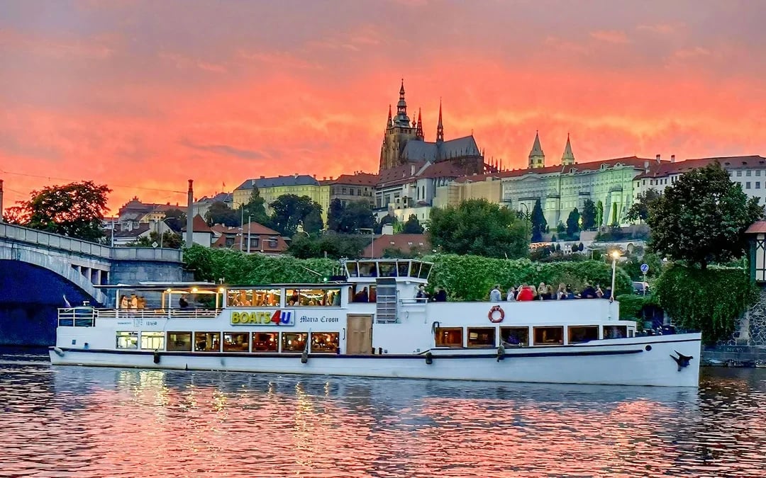 Prague Sightseeing Cruise with Hot Drink and Homemade Dessert Image 5