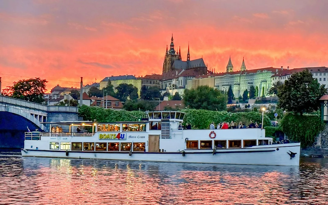 Prague Sightseeing Cruise with Hot Drink and Homemade Dessert Image 5