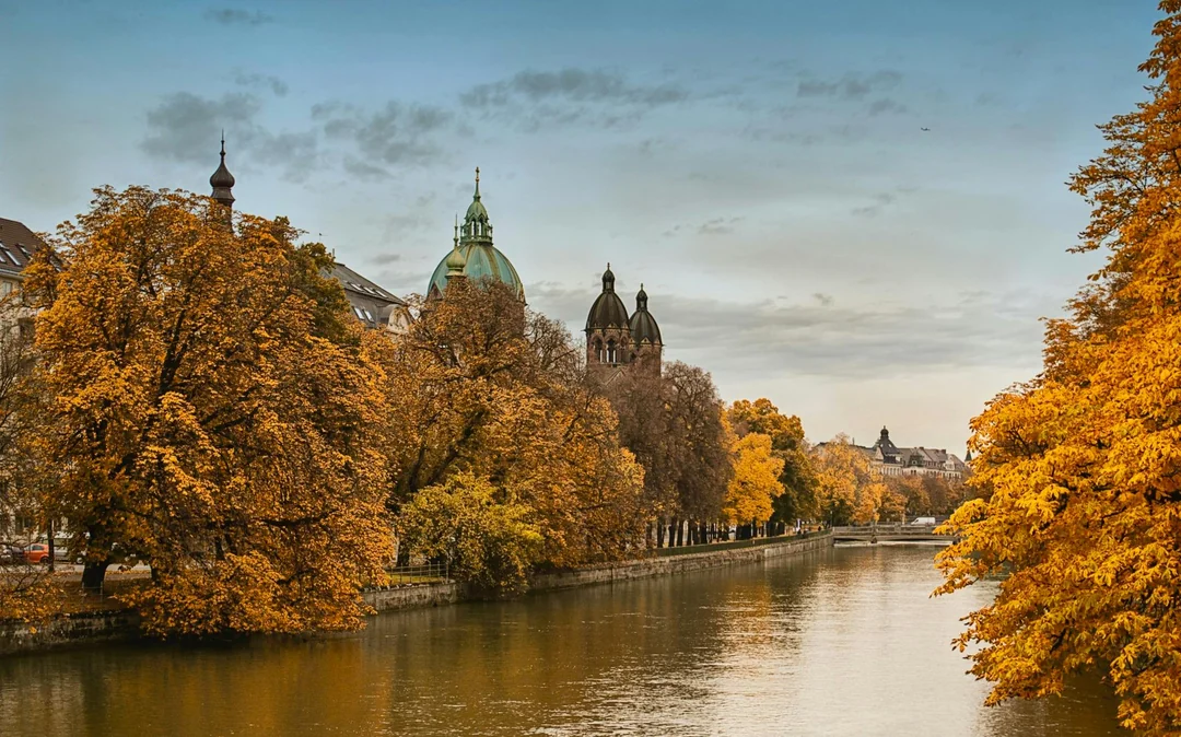 Premium Guided Tour of Neuschwanstein Castle & Linderhof Palace with Transfers from Munich & Admission Tickets Image 4