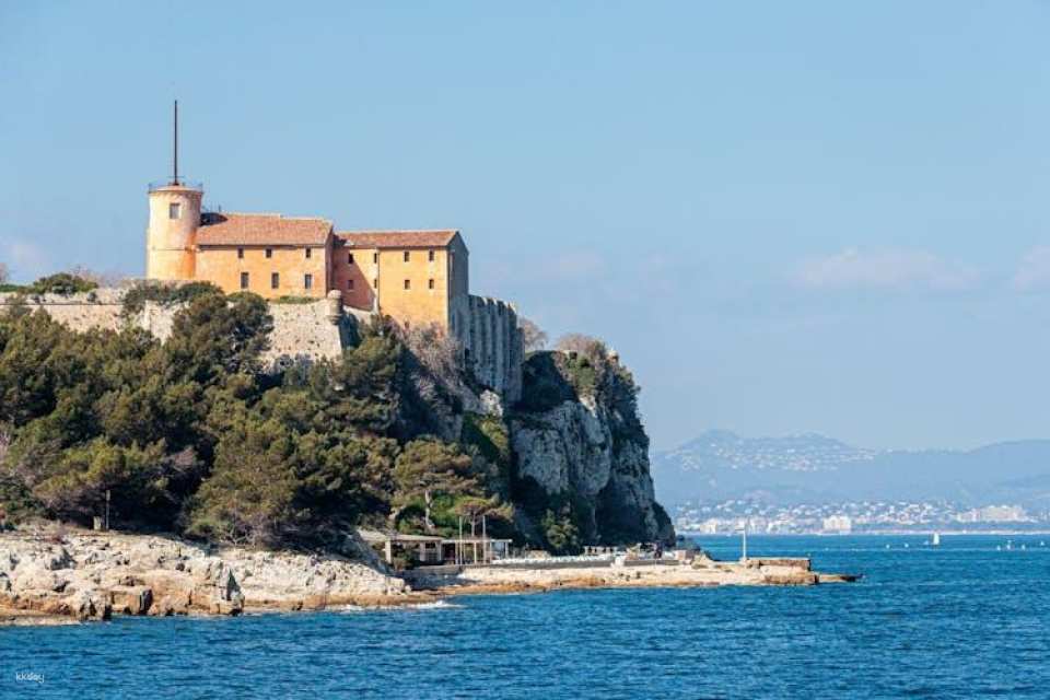 Private exclusive history walk through Cannes with a local expert