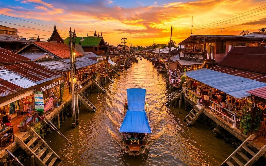 Private Tour: Amphawa Floating Market, Monkey Feeding & Trai Image 9