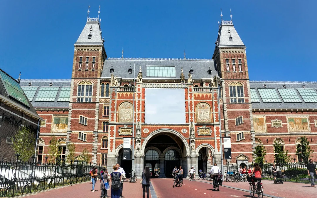 Professional Photoshoot at Rijksmuseum

 Image 2