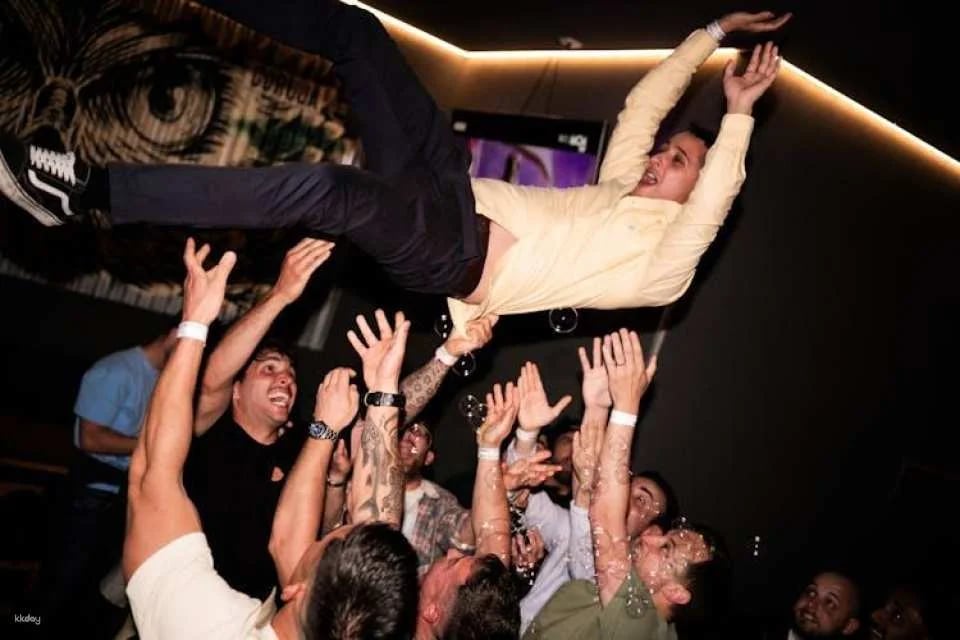 Pub crawl 4 bars, 8 drinks, games and VIP club entry