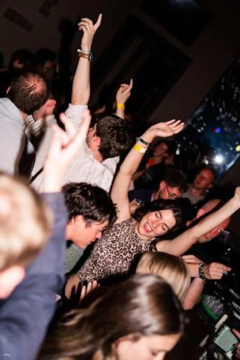 Pub crawl 4 bars, 8 drinks, games and VIP club entry
