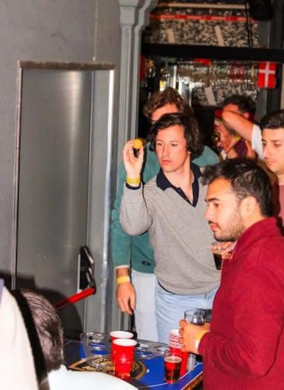 Pub crawl 4 bars, 8 drinks, games and VIP club entry