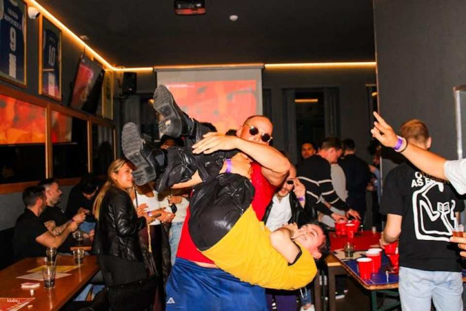 Pub crawl 4 bars, 8 drinks, games and VIP club entry
