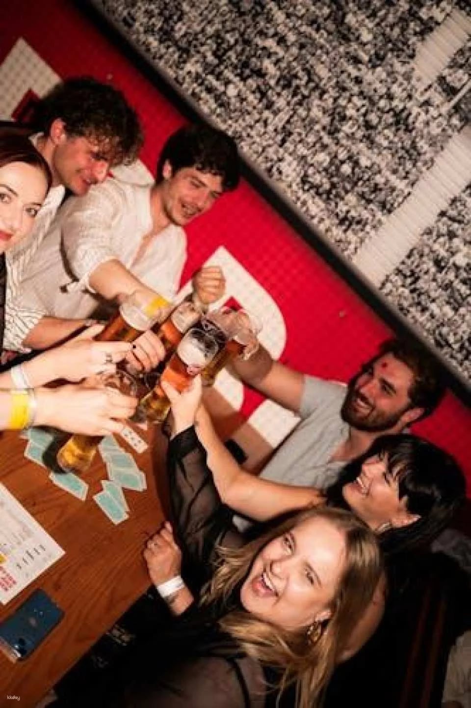 Pub crawl 4 bars, 8 drinks, games and VIP club entry