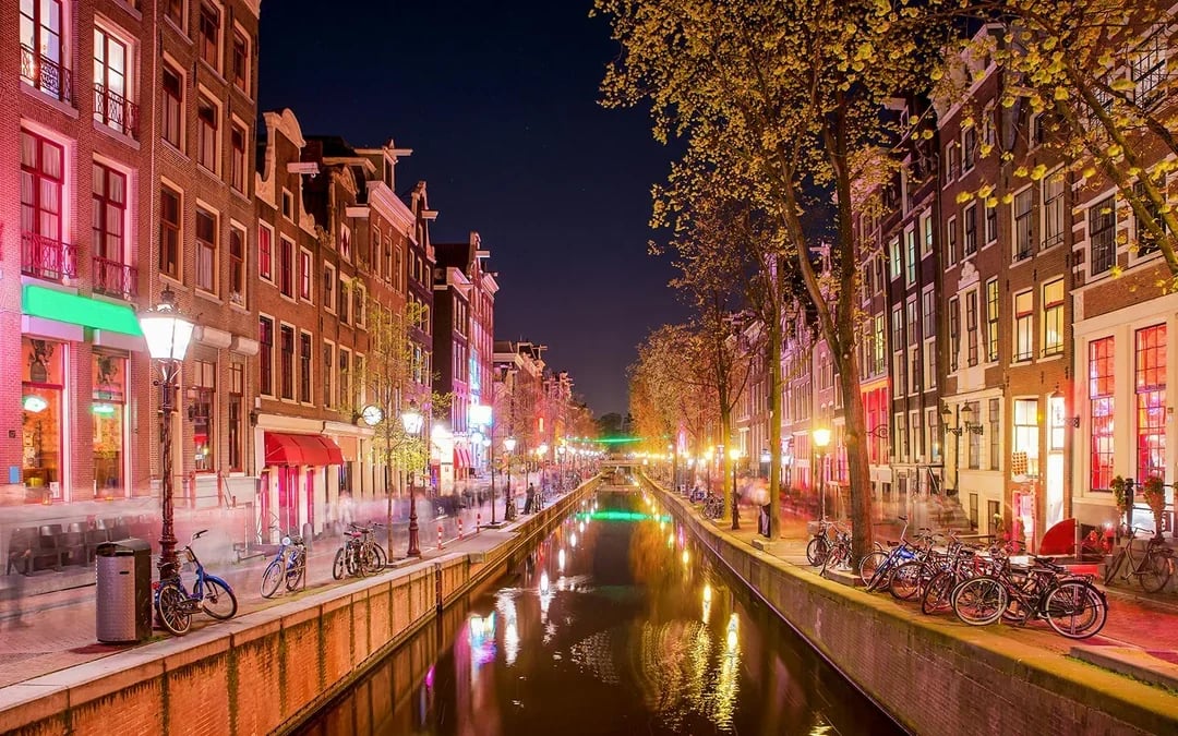 Pub Crawl Tickets: Amsterdam Red Light District Image 6