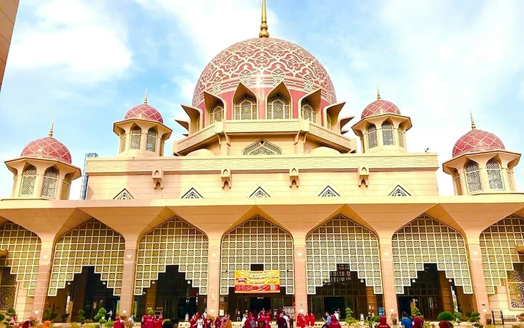 Putrajaya Private City Tour with Lake Cruise Image 11