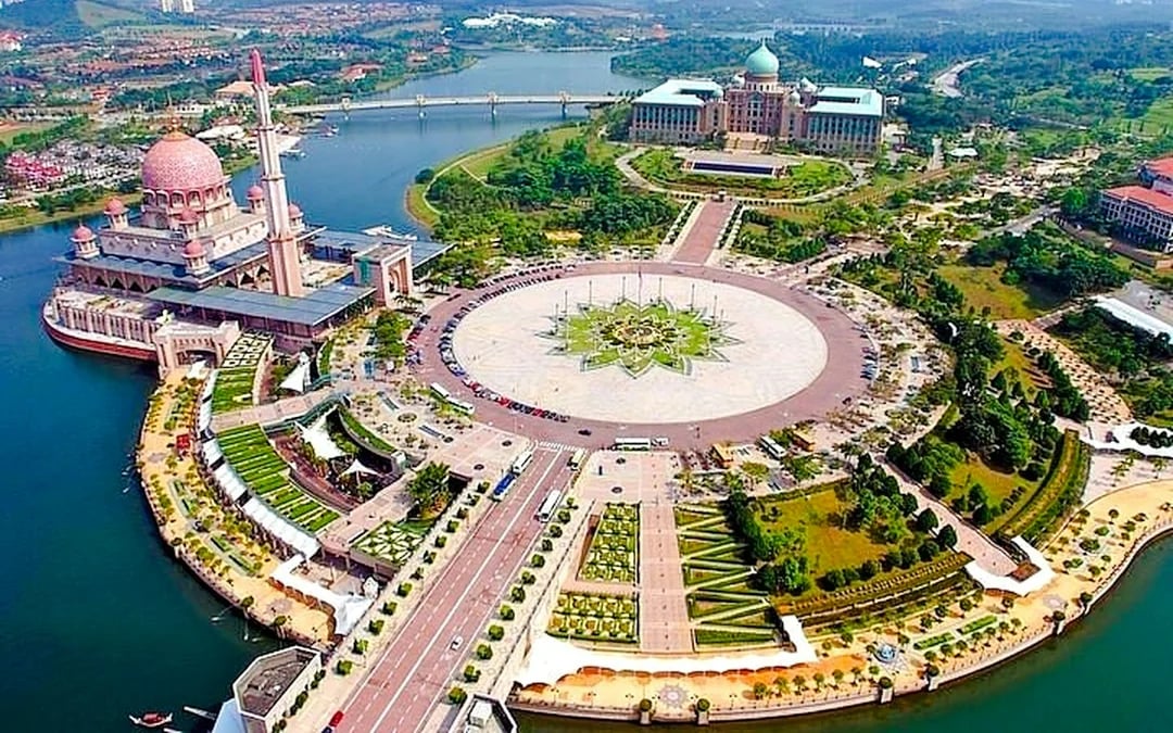 Putrajaya Private City Tour with Lake Cruise Image 6