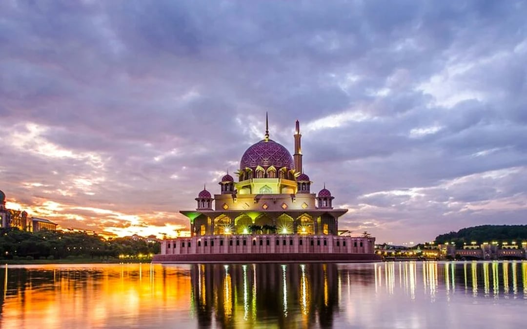 Putrajaya Private City Tour with Lake Cruise Image 9