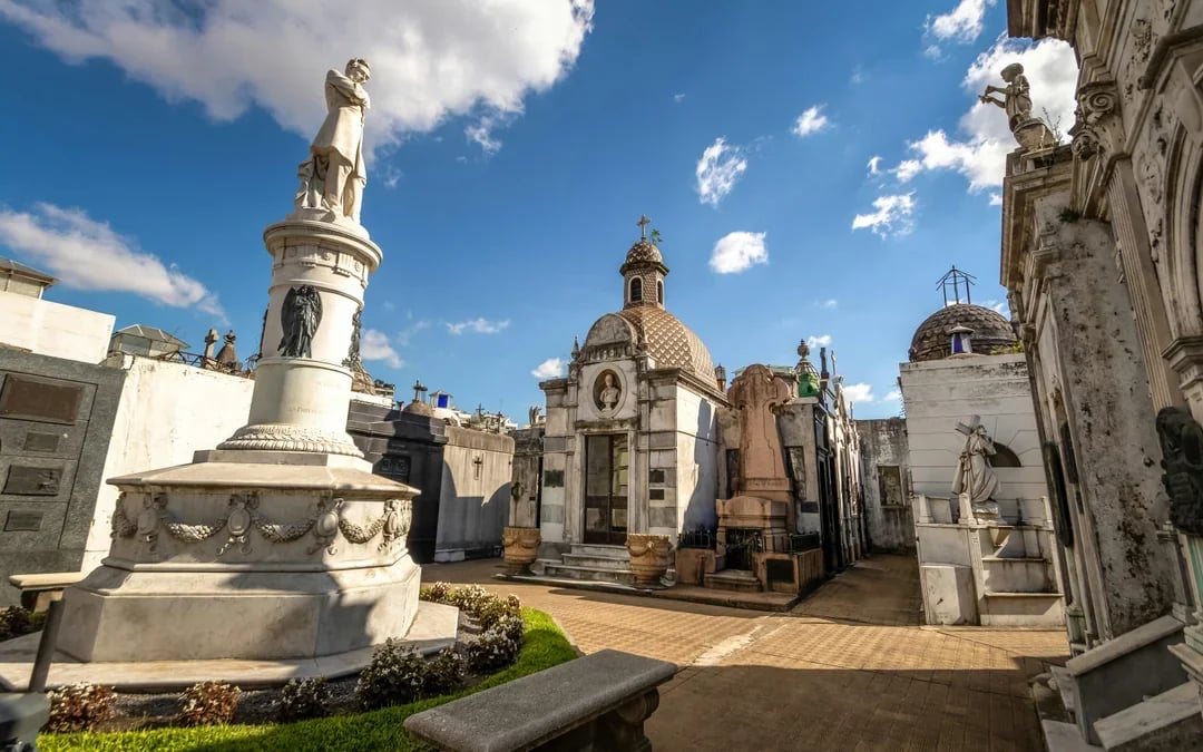 Recoleta Cemetery Tour Image 2