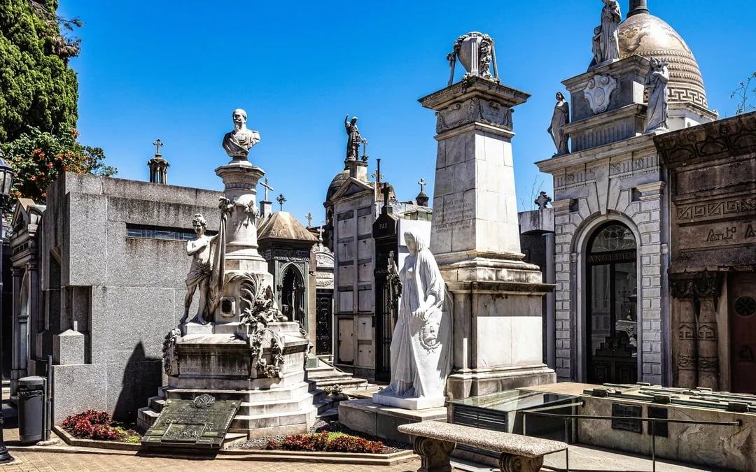 Recoleta Cemetery Tour Image 3