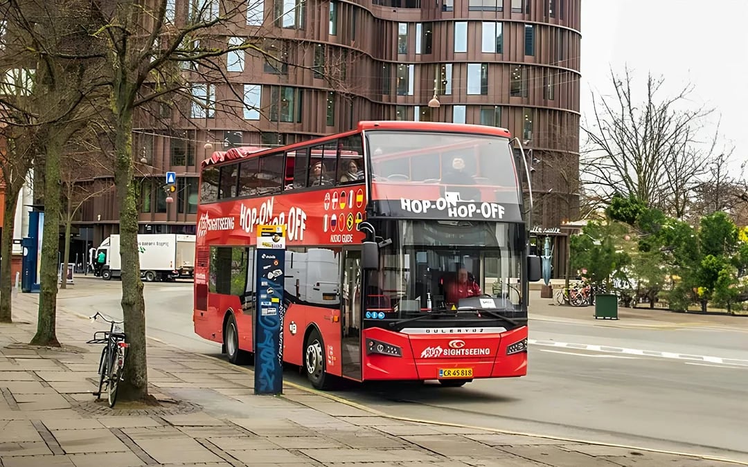 Red sightseeing combo: Hop-on Hop-Off Bus tour with canal cruise ticket Image 3