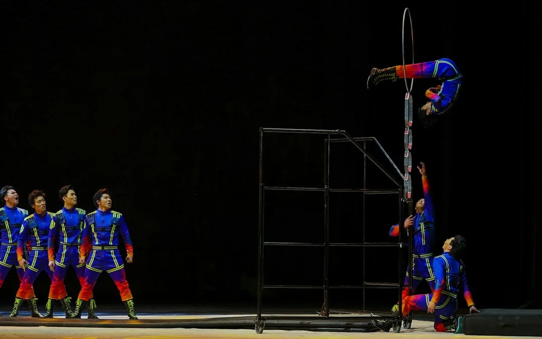 Red Theater Beijing: Acrobatic Show Tickets Image 1