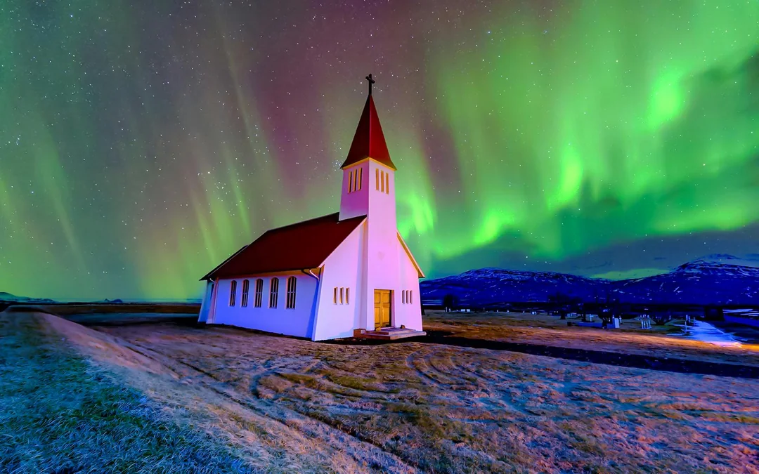  Reykjavik: Northern Lights Bus Tour with Chocolate & Surprise Gift
 Image 2