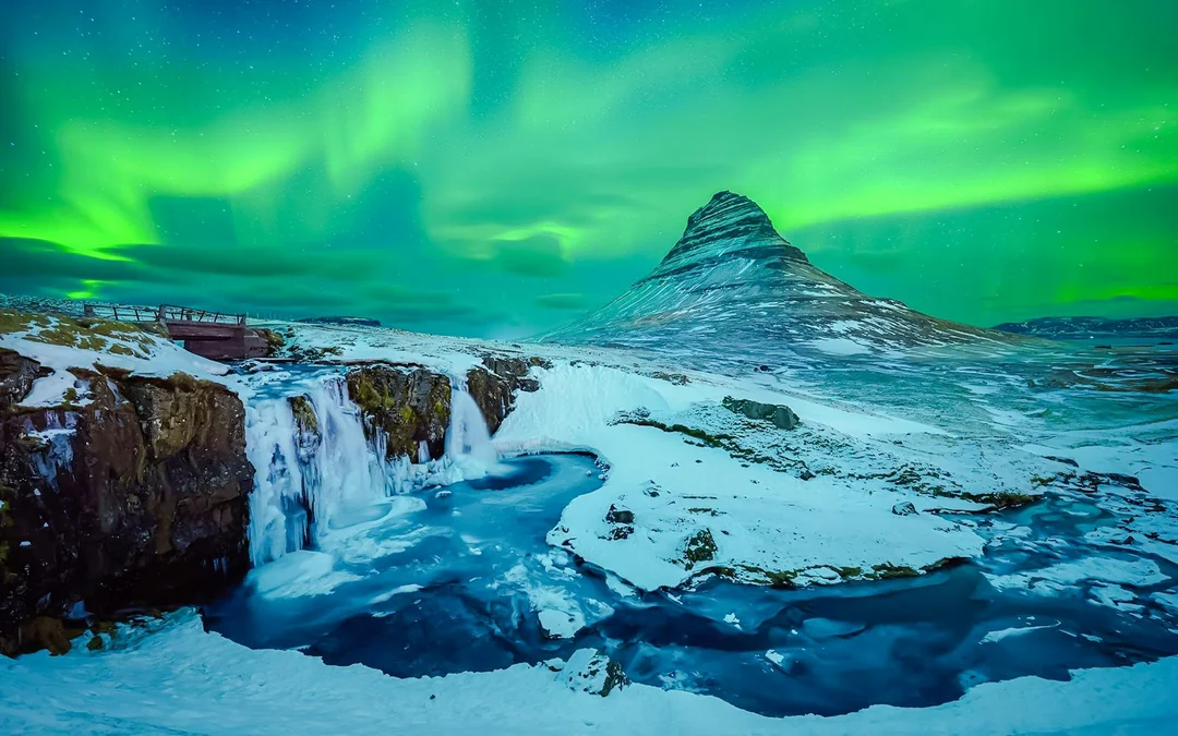  Reykjavik: Northern Lights Bus Tour with Chocolate & Surprise Gift
 Image 6