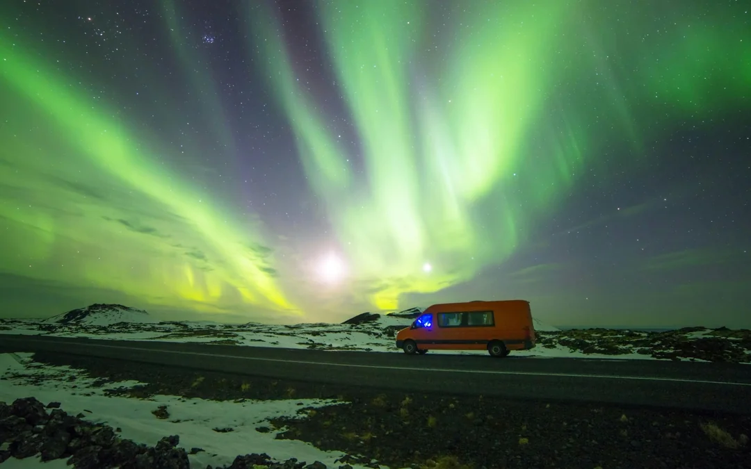 Reykjavik: Northern Lights Small Group Bus Tour with Hot Chocolate & Surprise Gift
 Image 4