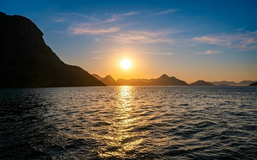 Rio de Janeiro Guided Sunrise Stand-Up Paddleboarding in Guanabara Bay Image 4