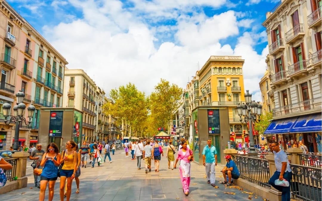 Romantic Barcelona: Self-Guided City Exploration Game Image 3