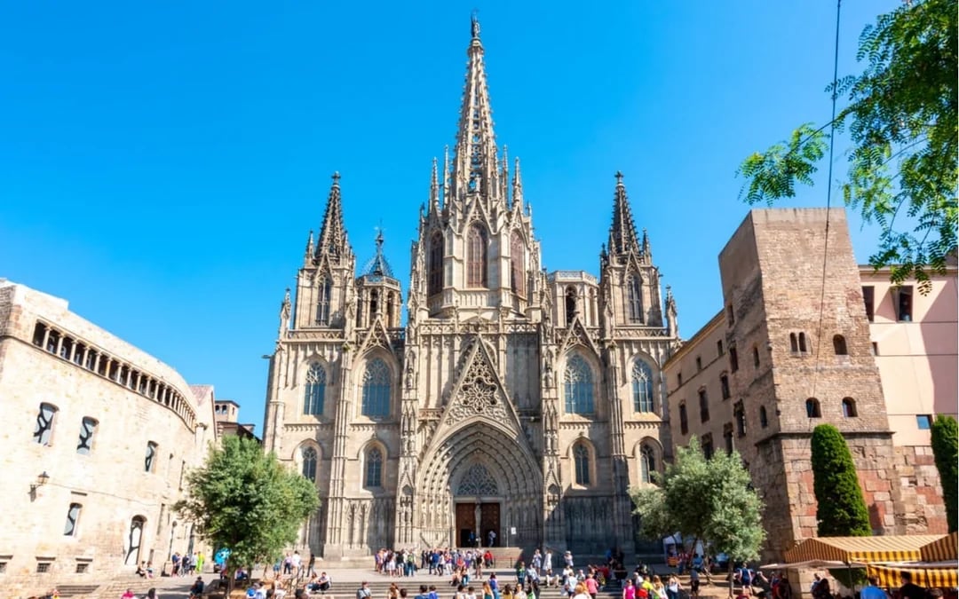 Romantic Barcelona: Self-Guided City Exploration Game Image 4
