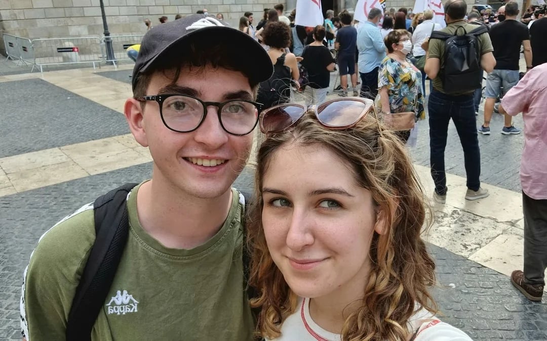 Romantic Barcelona: Self-Guided City Exploration Game Image 7