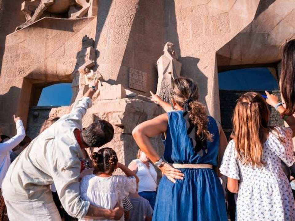 Sagrada Familia family-friendly small group tour