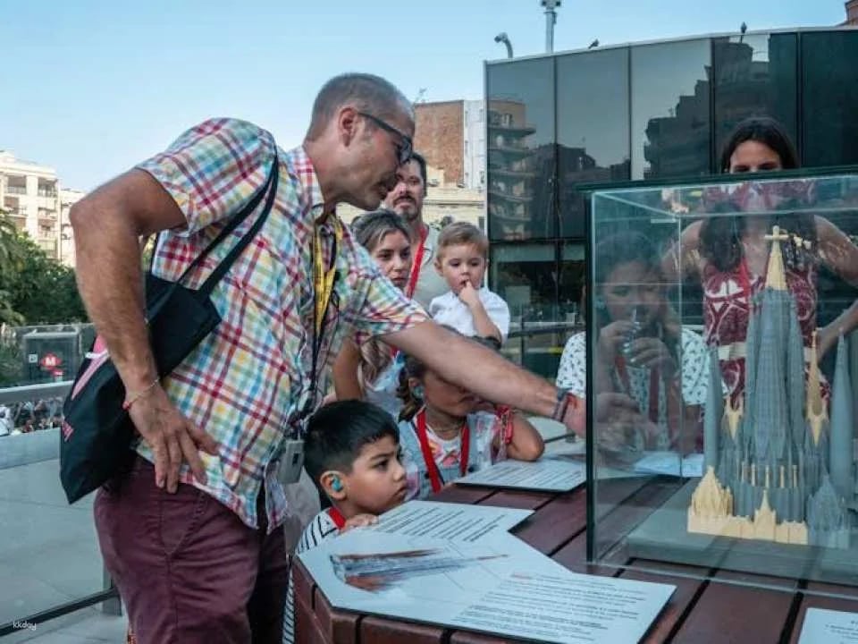 Sagrada Familia family-friendly small group tour