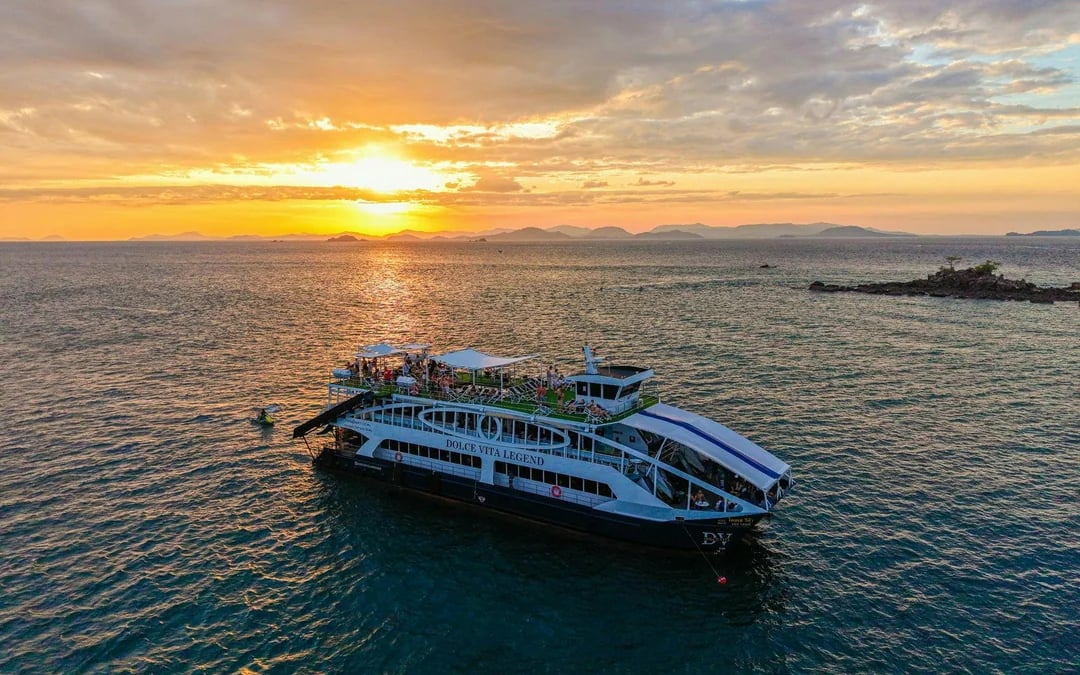 Sail Away Phuket Boat Party Image 1