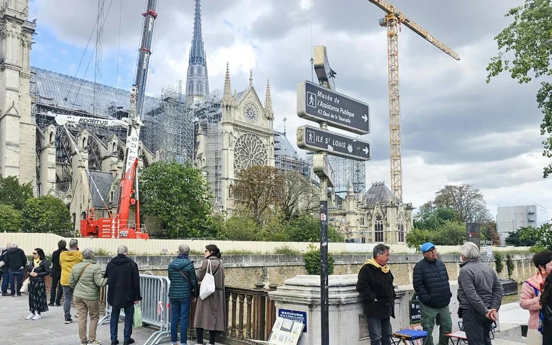 Sainte-Chapelle Entry Ticket + Notre-Dame Exterior Guided Tour Image 5