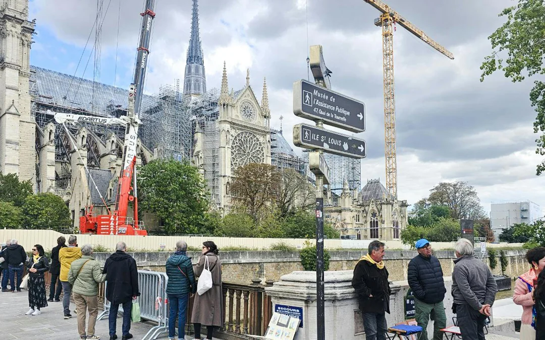 Sainte-Chapelle Entry Ticket + Notre-Dame Exterior Guided Tour Image 5