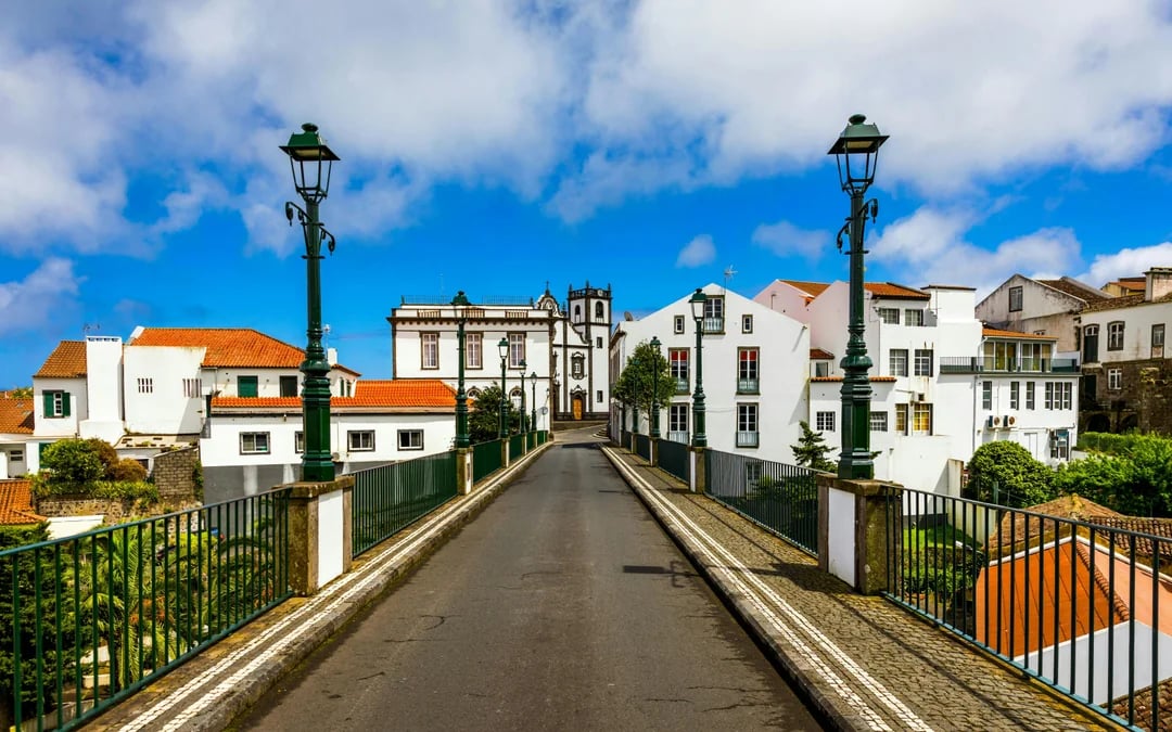 São Miguel: Hop-On Hop-Off Bus Tour on 2 Routes Image 2