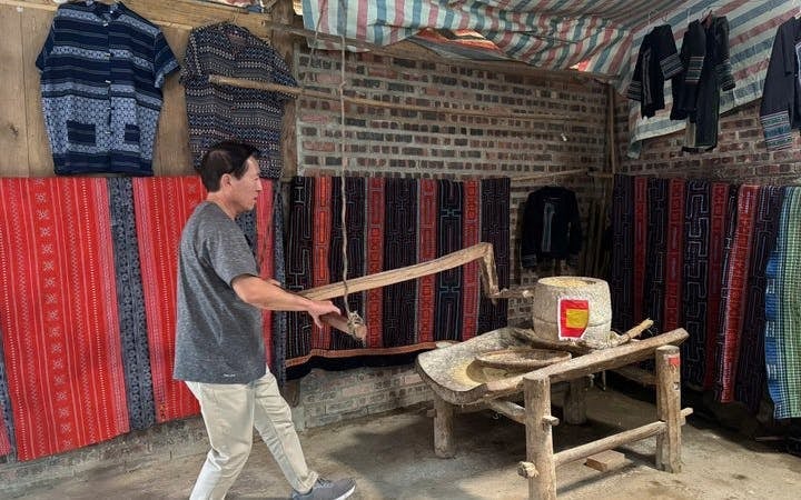 Sapa Guided Drive and Gentle Trek Experience with Entrance Fee and Bottled Water Image 10