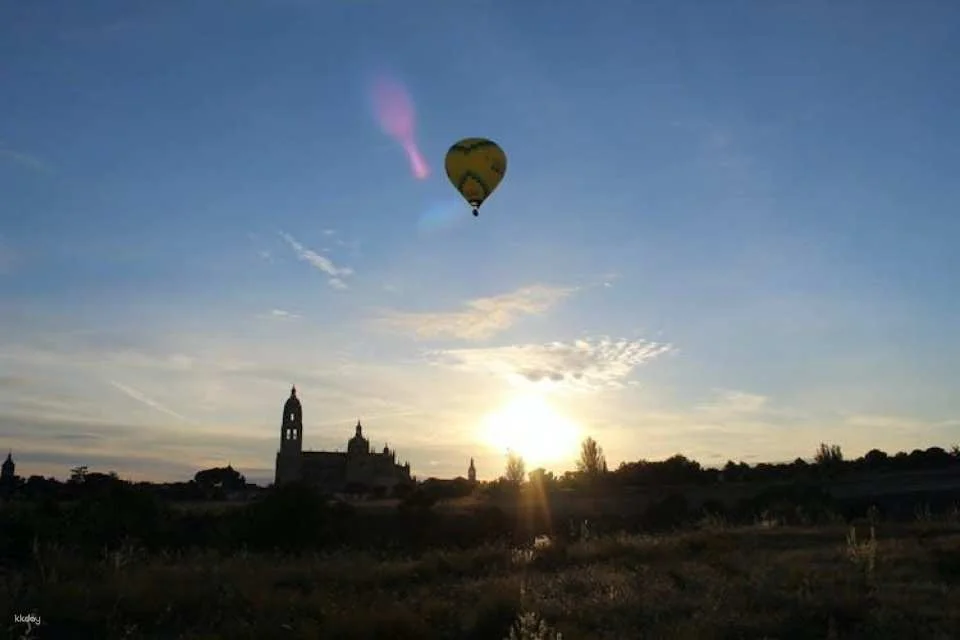 Segovia hot-air balloon flight with transfer from Madrid