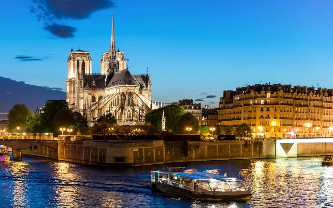 Seine River Cruise & Moulin Rouge Show with Champagne and Return Transfers Image 3