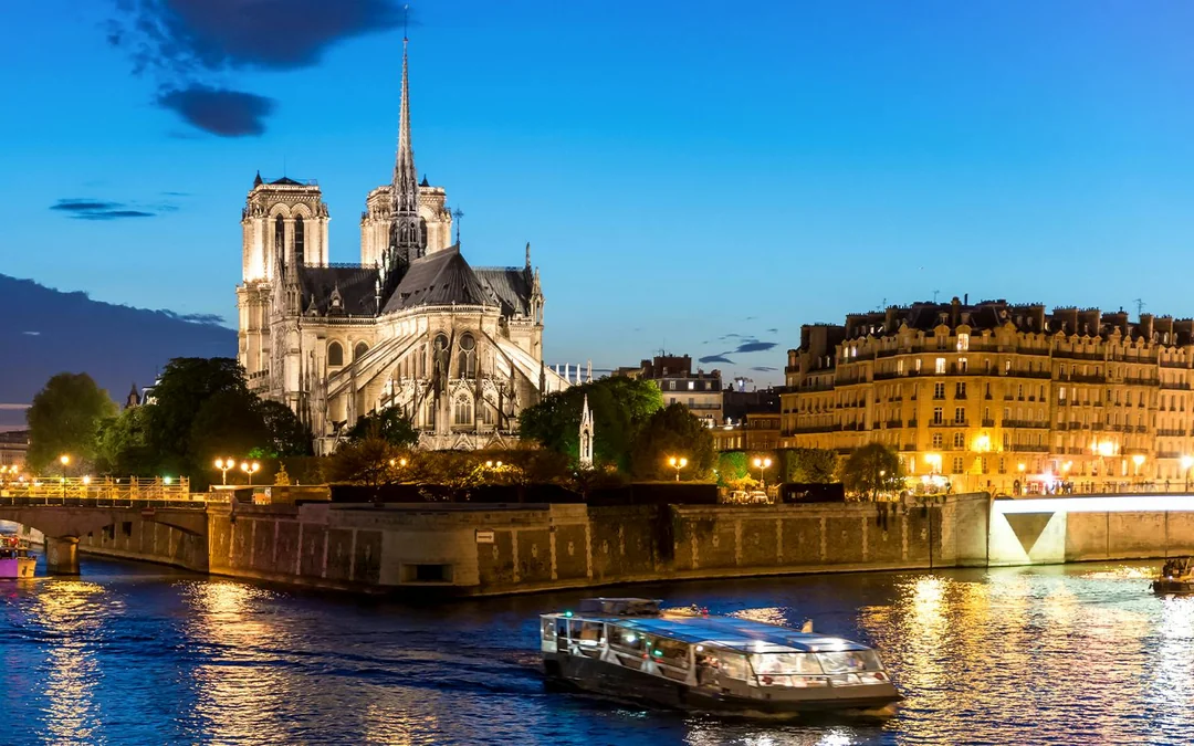 Seine River Cruise & Moulin Rouge Show with Champagne and Return Transfers Image 3