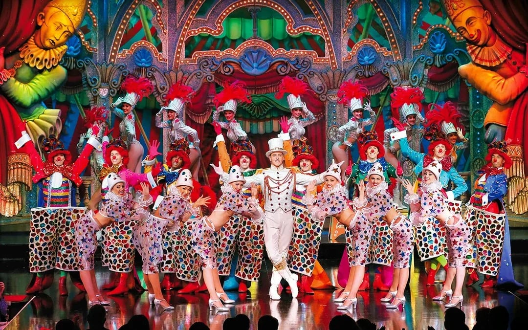 Seine River Cruise & Moulin Rouge Show with Champagne and Return Transfers Image 4